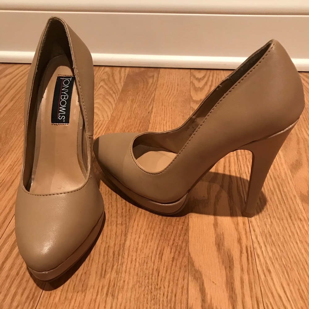 Tony Bowls nude heels closed toe